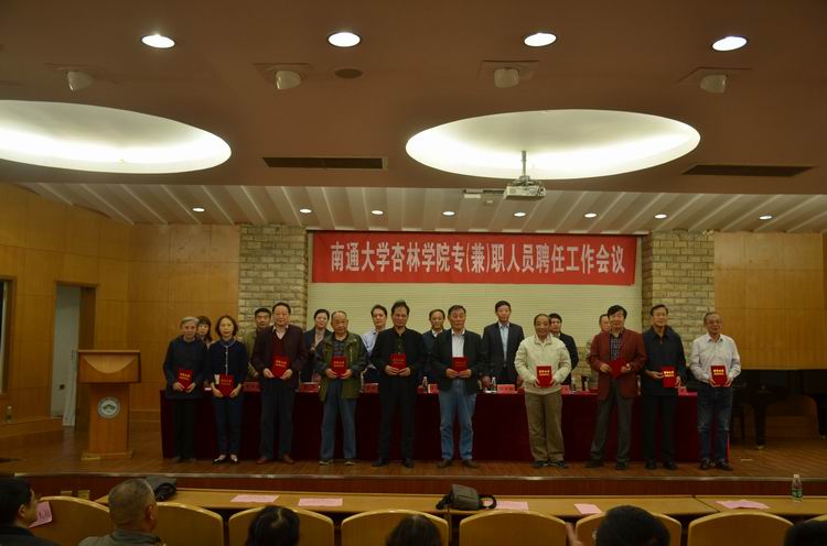 为老同志颁发荣誉证书.JPG