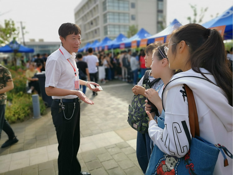 顾卫标与新生交谈_meitu_1.jpg
