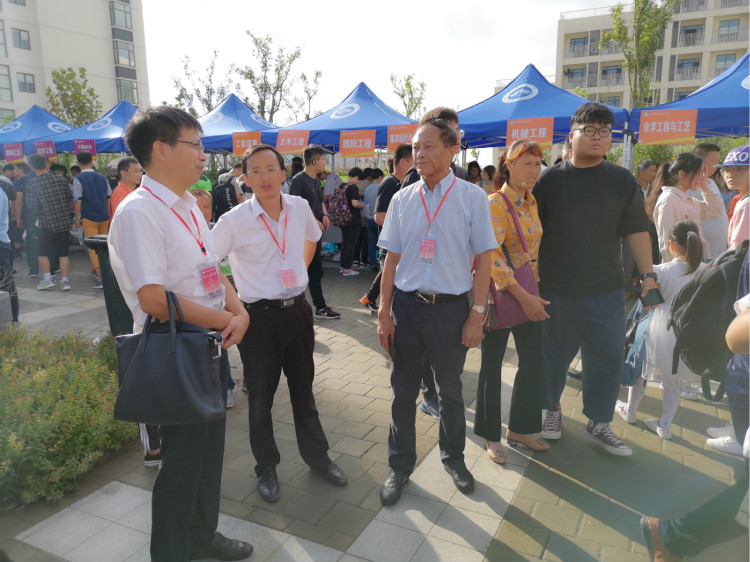江应中查看新生报到现场_meitu_2.jpg